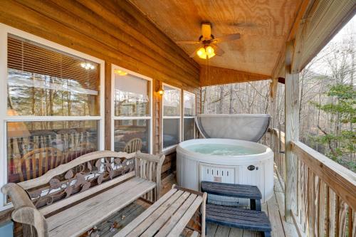 Fotografie z fotogalerie ubytování Pet-Friendly Smoky Mountain Cabin Hunt and Fish! v destinaci Bryson City