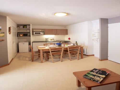 une cuisine et une salle à manger avec une table et des chaises dans l'établissement Apartment in Termignon near Gondola, à Val Cenis