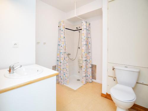 une salle de bain avec toilettes et lavabo dans l'établissement Apartment in Termignon near Gondola, à Val Cenis