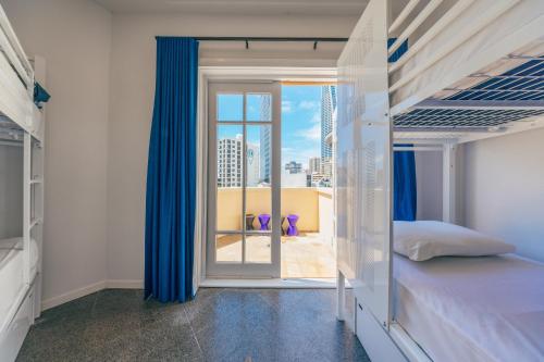 Ένα ή περισσότερα κρεβάτια σε δωμάτιο στο Maze Backpackers - Gold Coast - Free Dinners