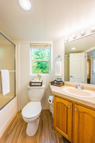 Ένα μπάνιο στο Beaver's Den Private Cozy Experience