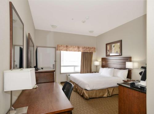 Coast Weyburn Hotelにあるベッド