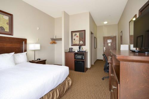 Coast Weyburn Hotelにあるベッド