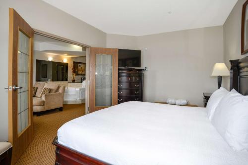 Coast Weyburn Hotelにあるベッド
