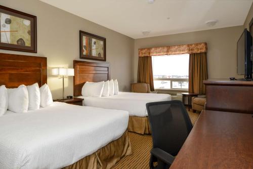 Coast Weyburn Hotelにあるベッド