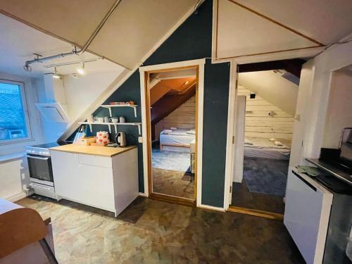 una stanza con cucina e una stanza con soffitta di Trondheim City Stay a Trondheim