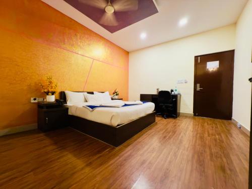 Katil atau katil-katil dalam bilik di Hotel New Blue Rocks Sarjapur