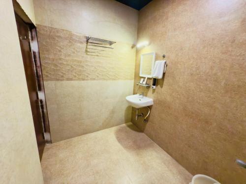 Bilik mandi di Hotel New Blue Rocks Sarjapur