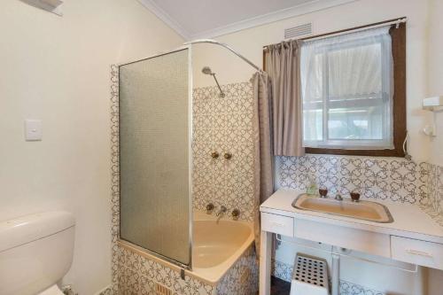 Ένα μπάνιο στο Harbor Lights - 14 England Ave Port Elliot - No Linen Included