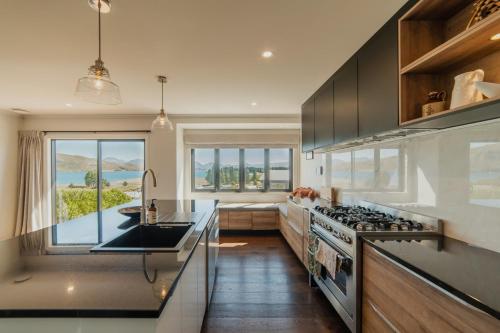 A kitchen or kitchenette at Cedar Sky - 3BR Near Lake Tekapo and Mt John