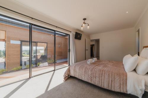 Cama o camas de una habitación en Cedar Sky - 3BR Near Lake Tekapo and Mt John