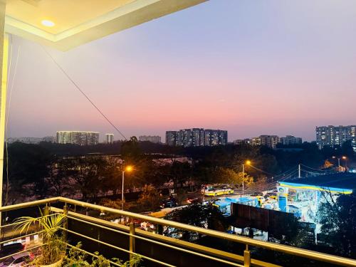 Bazén v ubytování Hotel New Blue Rocks Sarjapur nebo v jeho okolí