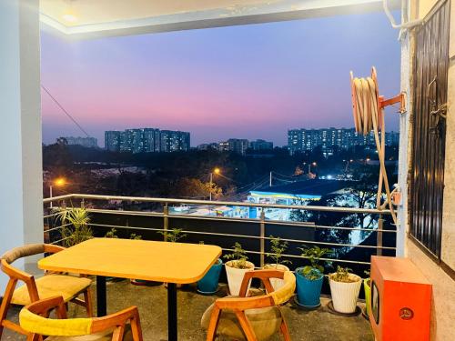 Balkoni atau teres di Hotel New Blue Rocks Sarjapur