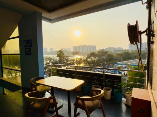 Balkoni atau teres di Hotel New Blue Rocks Sarjapur