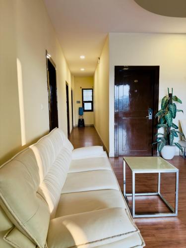 Ruang duduk di Hotel New Blue Rocks Sarjapur