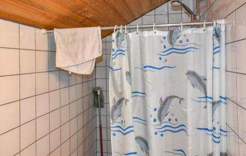 Ένα μπάνιο στο 2 Bedroom Stunning Home In Yngsjö