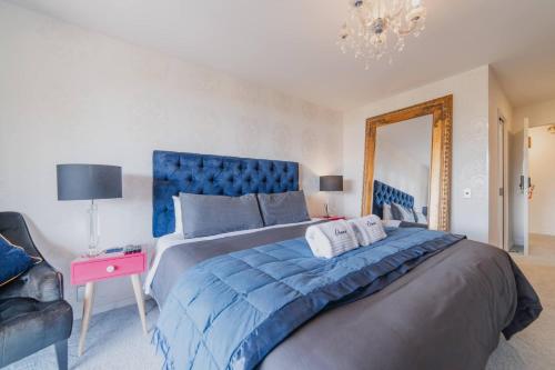 レイク・テカポにあるCharming Private Room with Stunning Views - Pukakiの大きなベッドと鏡のある寝室
