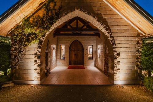 レイク・テカポにあるCharming Private Room with Stunning Views - Pukakiのレンガ造りの建物の入口