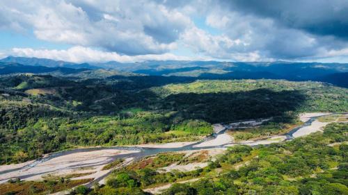 an aerial view of a river and mountains at Conectar con la naturaleza in Esparza