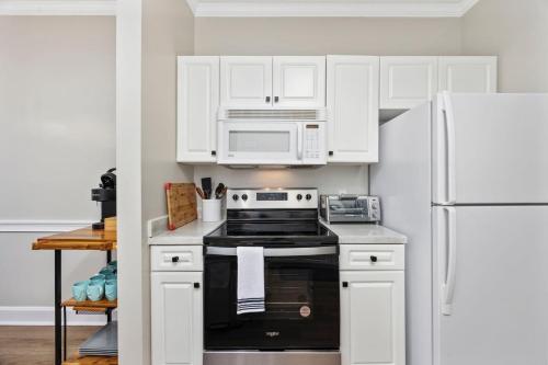 Η κουζίνα ή μικρή κουζίνα στο Golf Relax Repeat 1BR Myrtlewood Condo