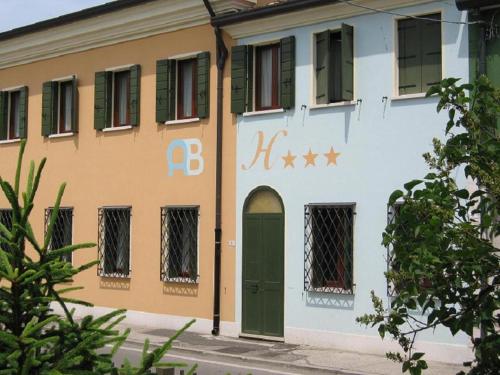 a building with a green door on the side of it at Hotel AB Baretta in Legnaro