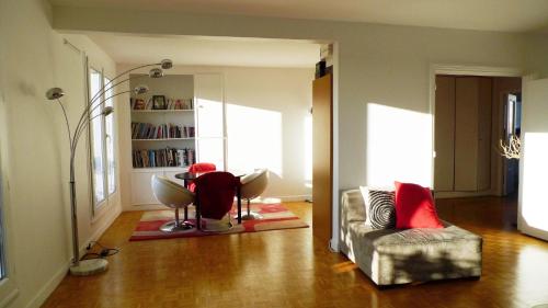 un salon avec une table et une chaise dans l'établissement Top Floor Apartment & Terrace with View, à Paris