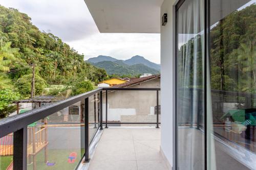 a balcony with a view of a mountain at Casa em Paraty com 4 Suítes, Piscina e Churrasqueira Próximo Praias in Paraty