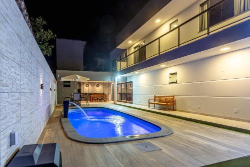 a swimming pool in the middle of a building at Casa em Paraty com 4 Suítes, Piscina e Churrasqueira Próximo Praias in Paraty