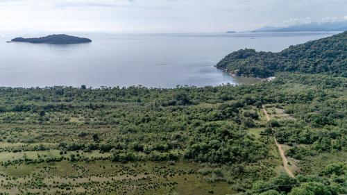 an aerial view of a large body of water at Casa em Paraty com 4 Suítes, Piscina e Churrasqueira Próximo Praias in Paraty