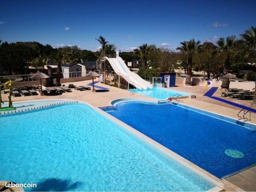 - une grande piscine avec toboggan dans un complexe dans l'établissement Camping Le Marisol 5 étoiles Torreilles Plage, à Torreilles