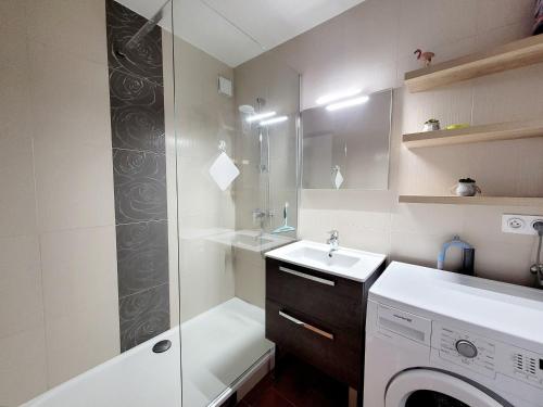 La salle de bains est pourvue d'un lavabo et d'un lave-linge. dans l'établissement Canet-en-Roussillon - T2 moderne - Accès plage - Parking privé - FR-1-794-120, à Canet