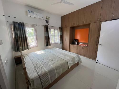 Ένα ή περισσότερα κρεβάτια σε δωμάτιο στο Cozy Homestay Villa close to RGIA