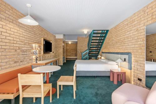 a hotel room with a bed and a staircase at Motel Flinders in Flinders