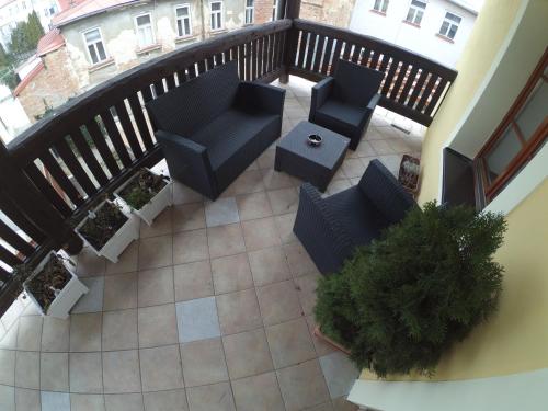 una vista sul soffitto di un balcone con sedie e tavolo di Hotel Atrium a Jihlava