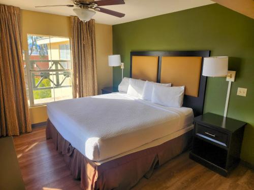 Ένα ή περισσότερα κρεβάτια σε δωμάτιο στο MainStay Suites Las Vegas Flamingo