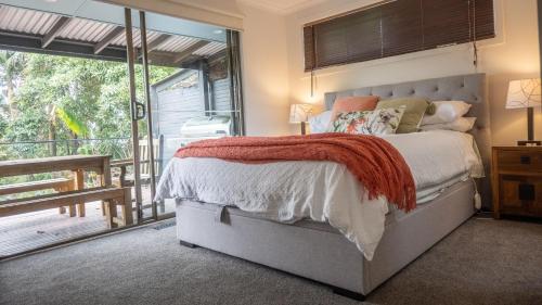 une chambre avec un lit et un balcon dans l'établissement Blue Haven Pet Friendly Retreat, à McCrae