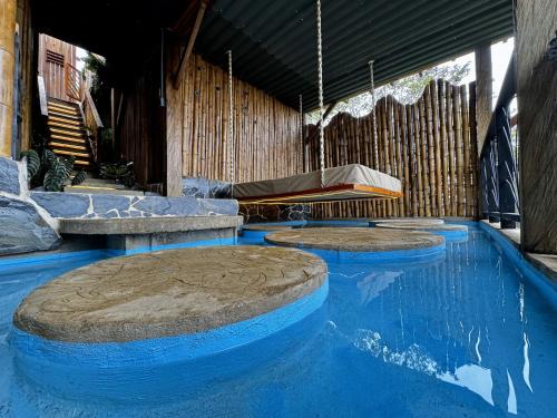 una piscina con due panche e uno scivolo di MACA GLAMPING a Calima