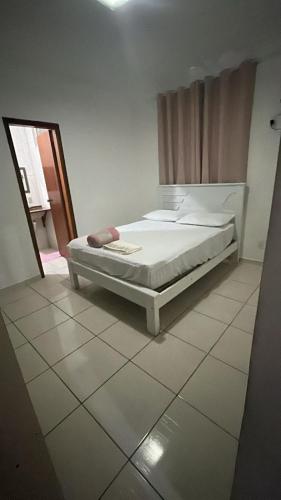 Una cama o camas en una habitación de Modern 3-Bedroom Family Retreat