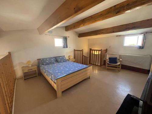 une chambre avec un lit et une chaise dedans dans l'établissement T3 climatisé avec parking et piscine à 200m de la plage au Cap d'Agde - FR-1-749-75, au Cap d'Agde