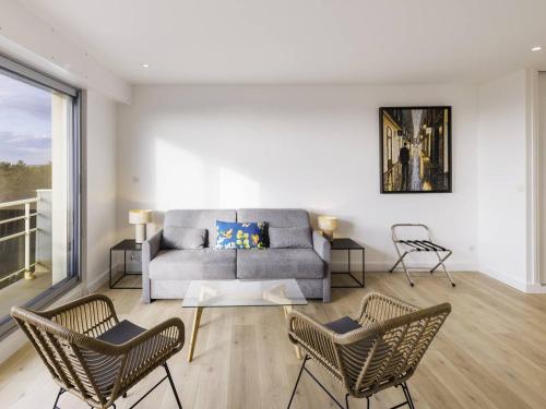 un salon avec un canapé et des chaises dans l'établissement Studio à deux pas de la plage avec balcon et wifi - FR-1-821-4, à Le Touquet-Paris-Plage