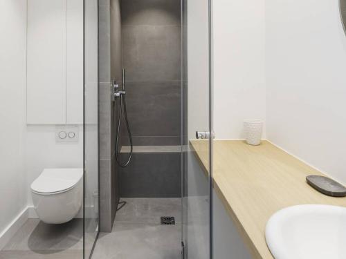 Bilik mandi di Studio à deux pas de la plage avec balcon et wifi - FR-1-821-4