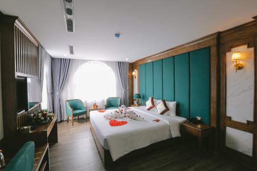 Postel nebo postele na pokoji v ubytování Prosperity Boutique Halong Hotel & Restaurent