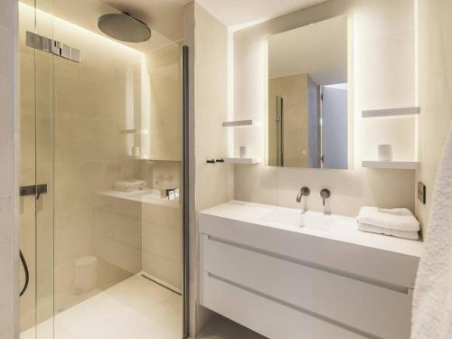 un bagno bianco con lavandino e doccia di Appartement de prestige 5 chambres au centre-ville avec WiFi et parking - FR-1-821-9 a Le Touquet-Paris-Plage