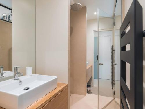 Koupelna v ubytování Villa spacieuse avec piscine privée, Wi-Fi, animaux admis - FR-1-821-20