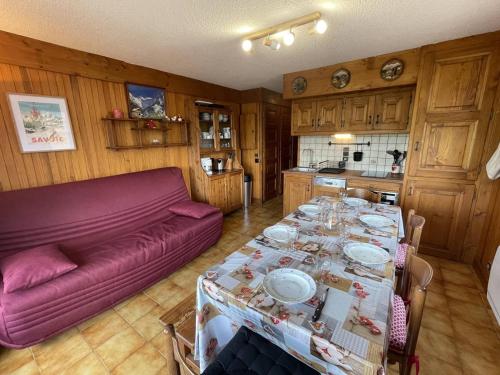 - un salon avec une table et un canapé violet dans l'établissement Appartement 2 pièces cabine - 7 personnes - Les Saisies - FR-1-810-30, à Hauteluce