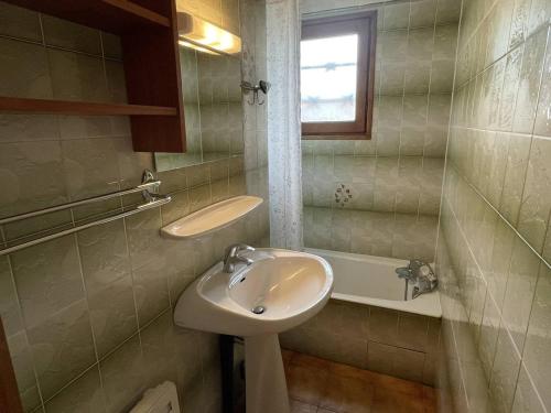 La petite salle de bains est pourvue d'un lavabo et d'une baignoire. dans l'établissement Appartement 2 pièces cabine - 7 personnes - Les Saisies - FR-1-810-30, à Hauteluce