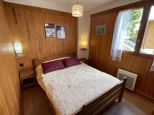 - une chambre avec un lit dans une pièce lambrissée dans l'établissement Appartement 2 pièces cabine - 7 personnes - Les Saisies - FR-1-810-30, à Hauteluce