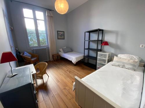 - une chambre avec un lit et une chambre avec un bureau dans l'établissement Charmante maison Arcachonnaise, 4 chambres, 300m de la plage - FR-1-374-231, à Arcachon