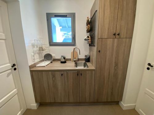 - une petite cuisine avec un évier et un miroir dans l'établissement Charmante maison Arcachonnaise, 4 chambres, 300m de la plage - FR-1-374-231, à Arcachon