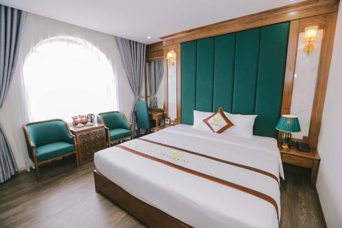 Postel nebo postele na pokoji v ubytování Prosperity Boutique Halong Hotel & Restaurent